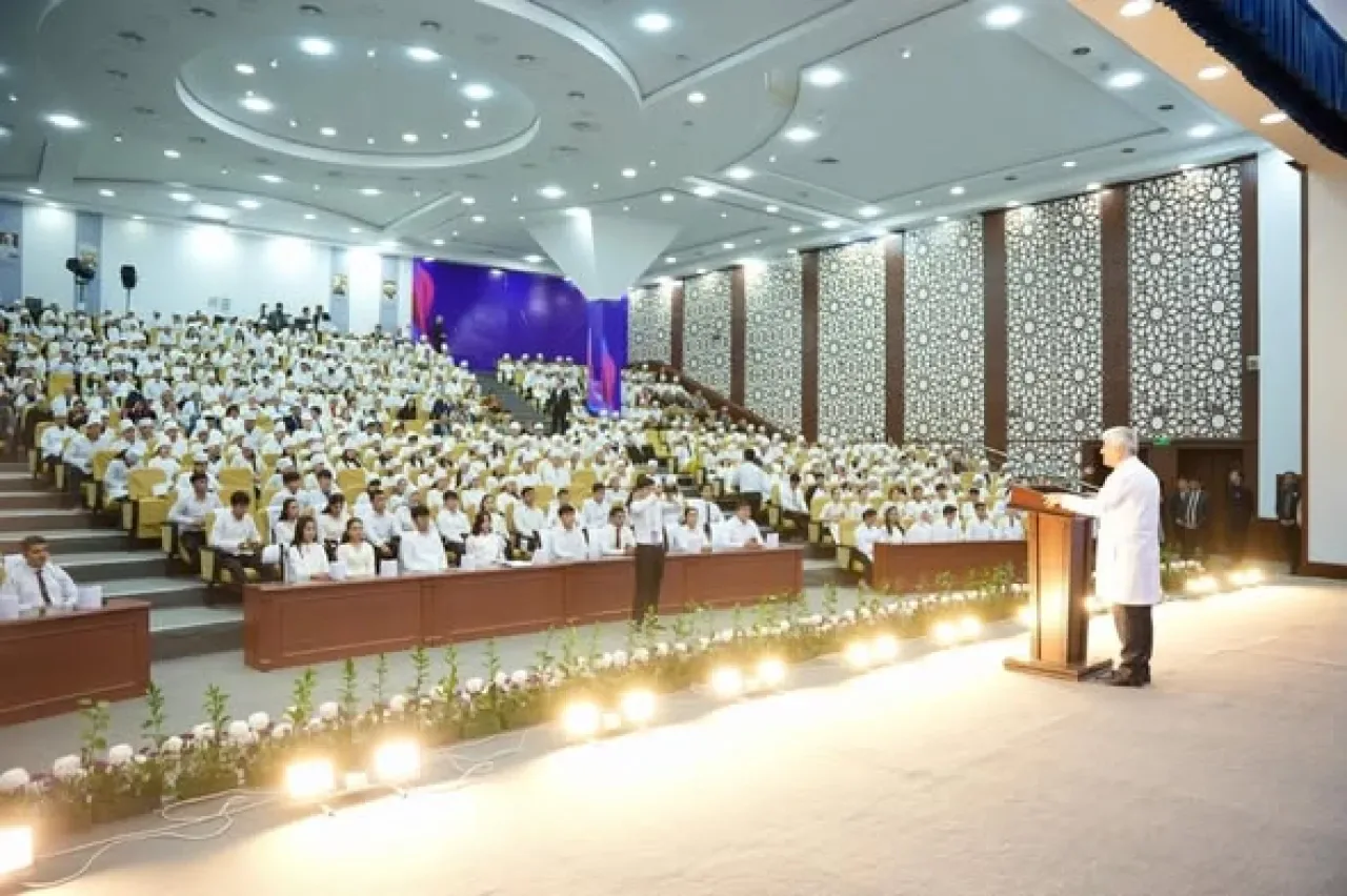 Sağlık Bilimleri Üniversitesi ve Semerkand Devlet Tıp Üniversitesi İş Birliğiyle Açılan Semerkant Tıp Fakültesi'nde Beyaz Önlük Töreni Sağlık Bilimleri Üniversitesi ve Semerkand Devlet Tıp Üniversitesi İş Birliğiyle Açılan Semerkant Tıp Fakültesi'nde Beyaz Önlük Töreni