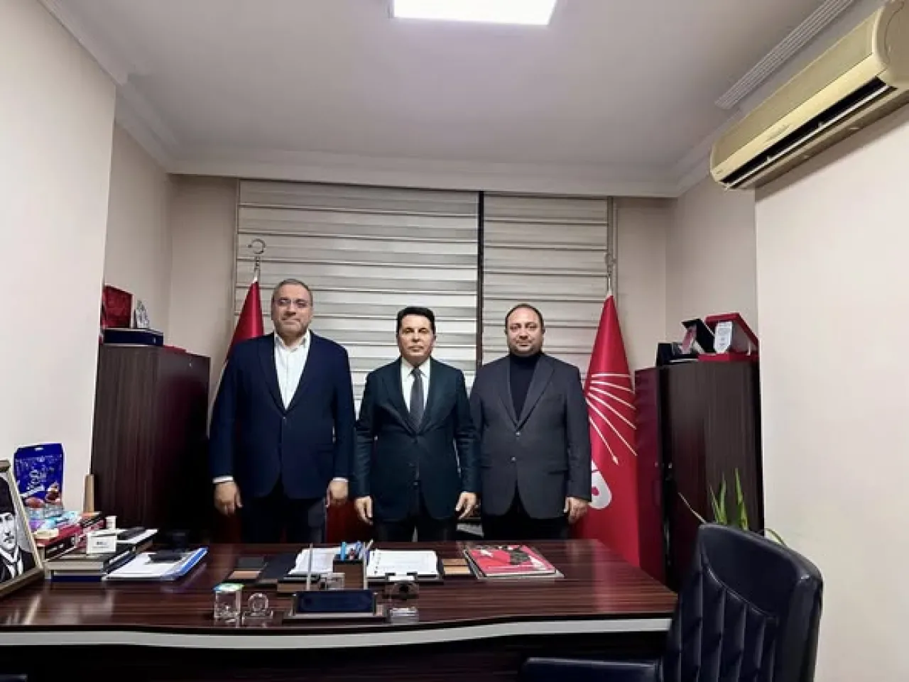 Esenyurt Belediye Başkanı Ahmet Özer, Avcılar CHP'yi Ziyaret Etti Esenyurt Belediye Başkanı Ahmet Özer, Avcılar CHP'yi Ziyaret Etti