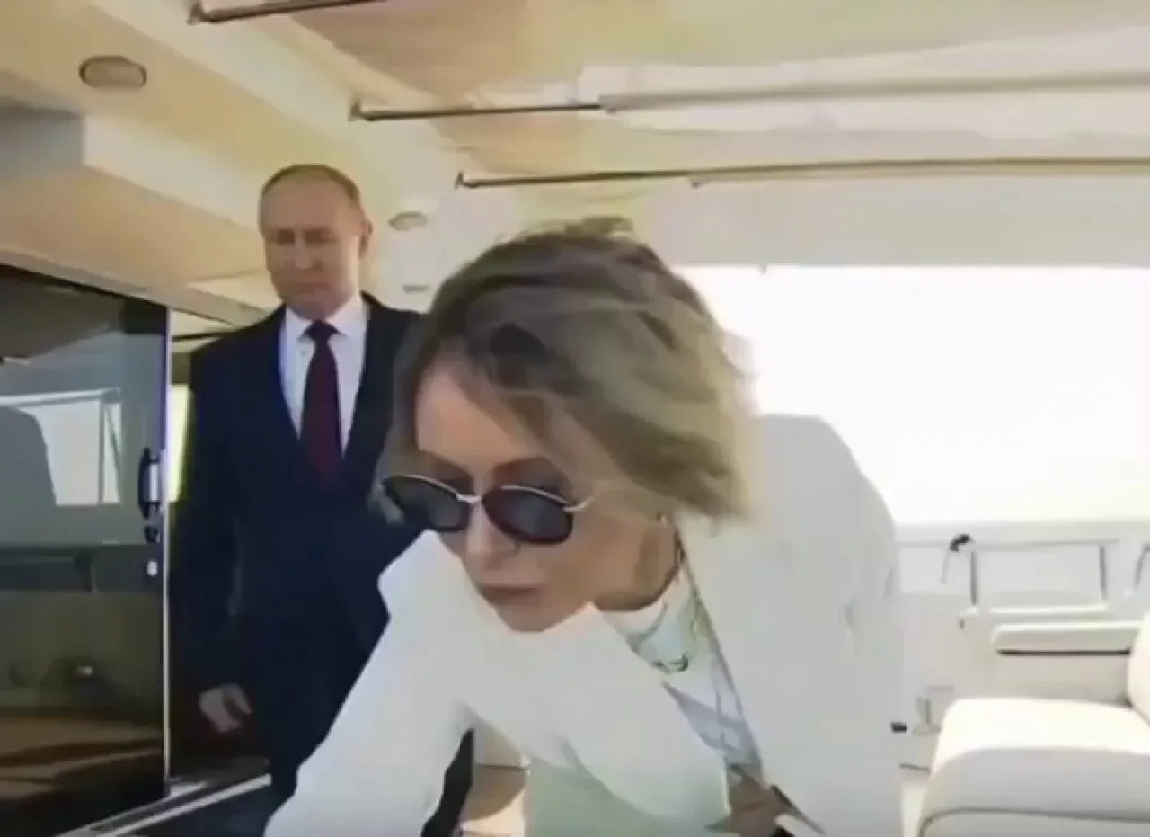 Rusya Devlet Başkanı Putin'den Milli Marş Sırasında Uyarı: Sosyal Medyada Gündem Oldu Rusya Devlet Başkanı Putin'den Milli Marş Sırasında Uyarı: Sosyal Medyada Gündem Oldu