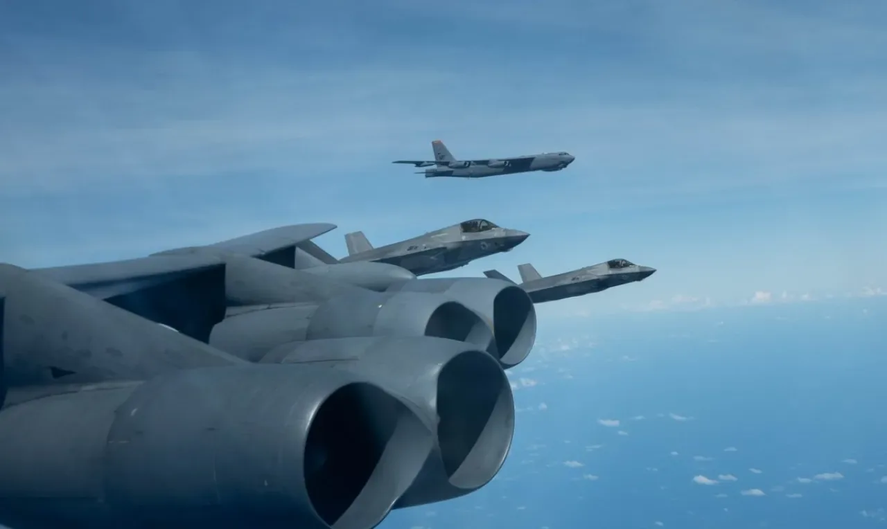 ABD, Venezuela Açıklarında B-52 ve F-35 Savaş Uçaklarını Konuşlandırdı ABD, Venezuela Açıklarında B-52 ve F-35 Savaş Uçaklarını Konuşlandırdı