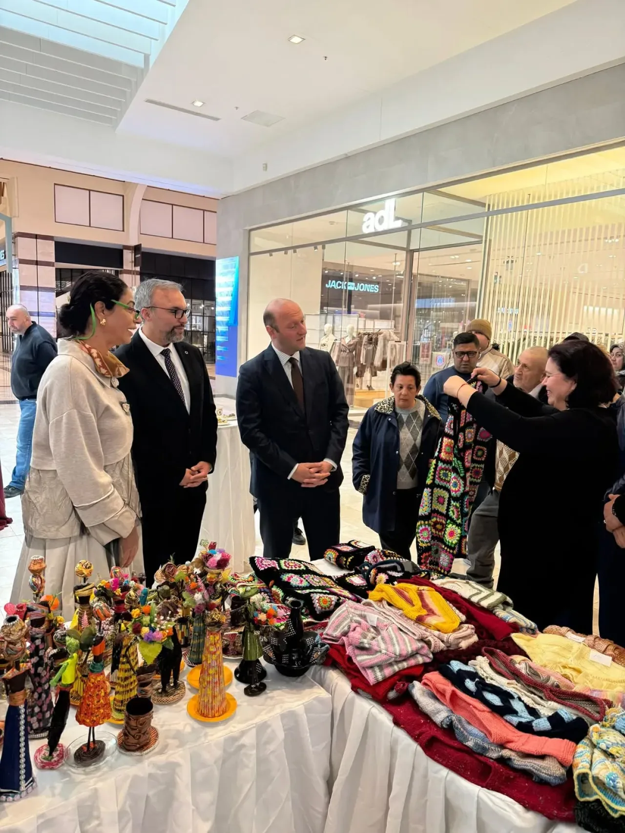 Adana Yüreğir Devlet Hastanesi'nde Anlamlı Kermes: Ruh Sağlığı Merkezi Üyelerinin El Emeği Ürünleri Sergilendi Adana Yüreğir Devlet Hastanesi'nde Anlamlı Kermes: Ruh Sağlığı Merkezi Üyelerinin El Emeği Ürünleri Sergilendi