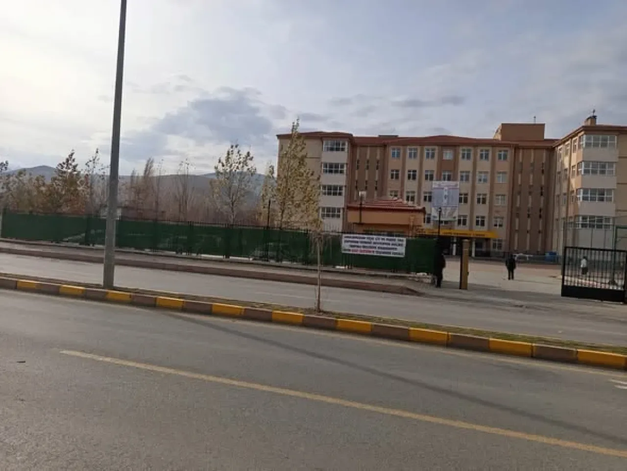 Yahyalı'da Okul Çevresi Düzenlemesi Tamamlandı Yahyalı'da Okul Çevresi Düzenlemesi Tamamlandı