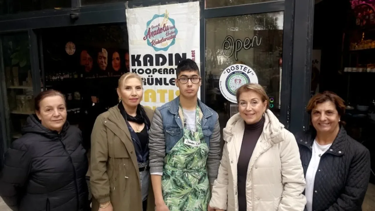 CHP Bakırköy Kadın Kolları, Dünya Engelliler Haftası'nda Dostev Cafe'yi Ziyaret Etti CHP Bakırköy Kadın Kolları, Dünya Engelliler Haftası'nda Dostev Cafe'yi Ziyaret Etti