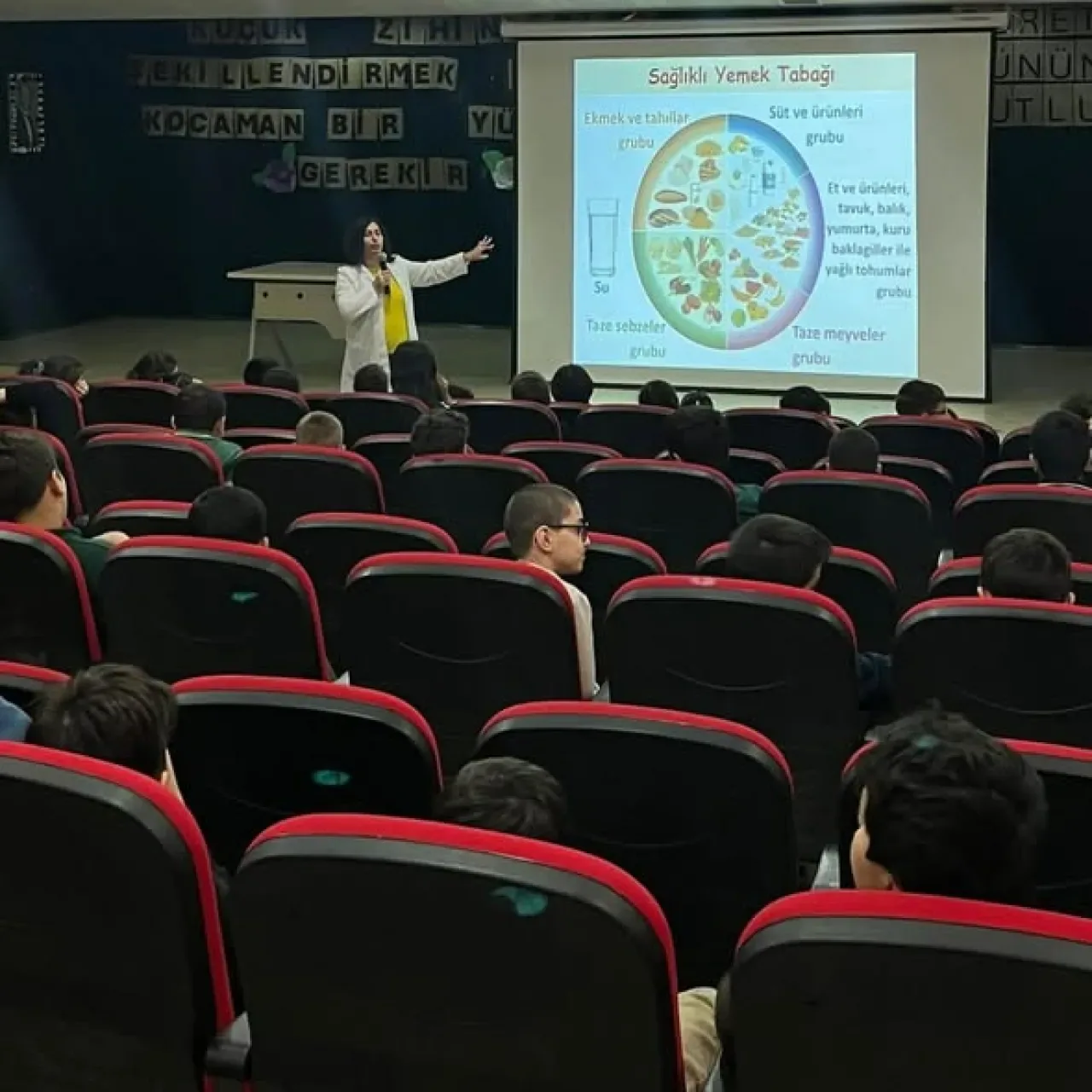 Başiskele'de Yuvacık İlkokulu Öğrencilerine Dengeli Beslenme Eğitimi Başiskele'de Yuvacık İlkokulu Öğrencilerine Dengeli Beslenme Eğitimi