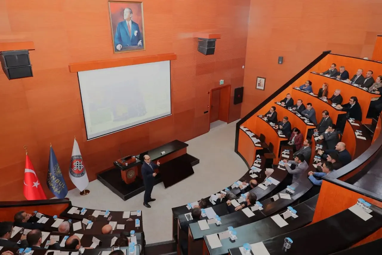 Cerrahpaşa Tıp Fakültesi'nin Yeniden Yapılanma Süreci Heyetle Değerlendirildi Cerrahpaşa Tıp Fakültesi'nin Yeniden Yapılanma Süreci Heyetle Değerlendirildi