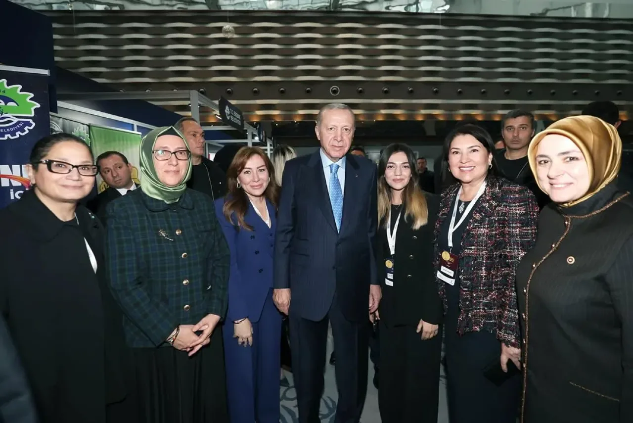 Yerel Yönetimlerde Kadın Zirvesi: "Kadınla Yükselen Şehirler" Teması Konuşuldu Yerel Yönetimlerde Kadın Zirvesi: "Kadınla Yükselen Şehirler" Teması Konuşuldu
