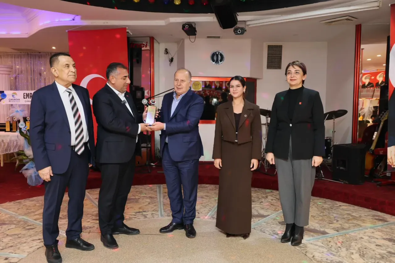 Yüreğir Belediye Başkanı'na Medya Grubundan 33. Yıl Ödülü Yüreğir Belediye Başkanı'na Medya Grubundan 33. Yıl Ödülü