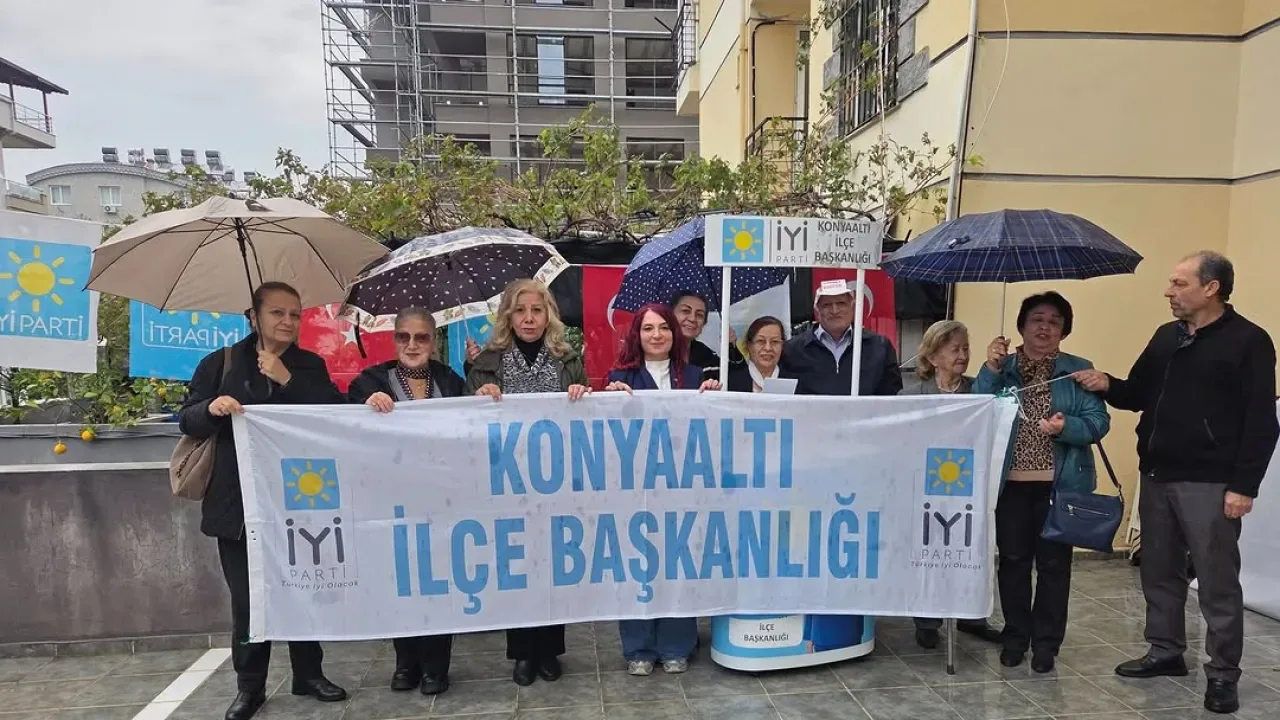 İYİ Parti Konyaaltı İlçe Teşkilatı'ndan Atatürk'ü Anma Ziyareti İYİ Parti Konyaaltı İlçe Teşkilatı'ndan Atatürk'ü Anma Ziyareti