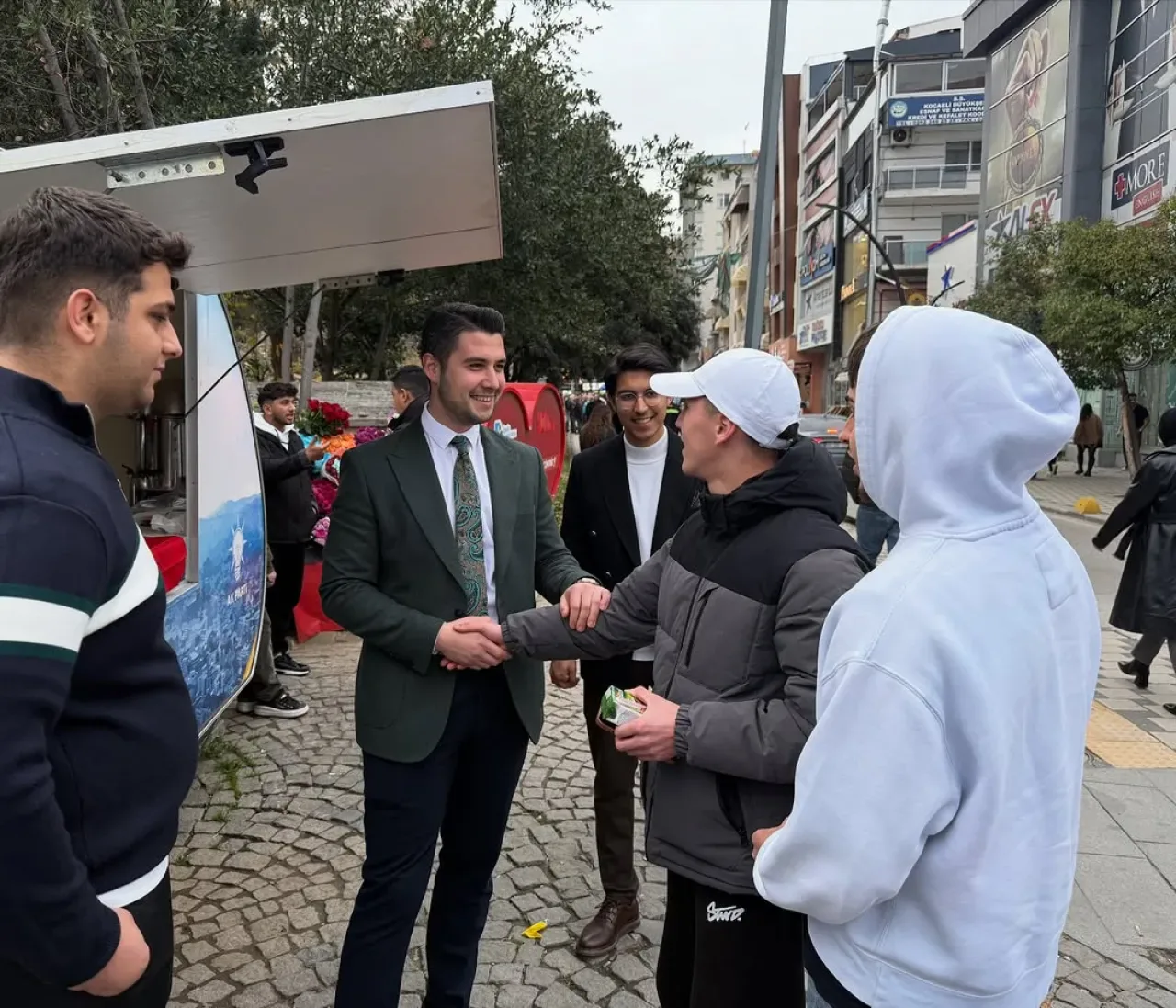 Ak Gençlik İzmit, Kent Meydanı'nda Hemşehrileriyle Buluştu Ak Gençlik İzmit, Kent Meydanı'nda Hemşehrileriyle Buluştu