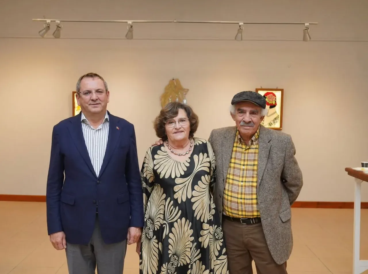 Sevinç Bozok Uşar'ın "Kırılgan Kadınlar" Vitray Sergisi Ayvalık'ta Sanatseverlerle Buluşuyor Sevinç Bozok Uşar'ın "Kırılgan Kadınlar" Vitray Sergisi Ayvalık'ta Sanatseverlerle Buluşuyor