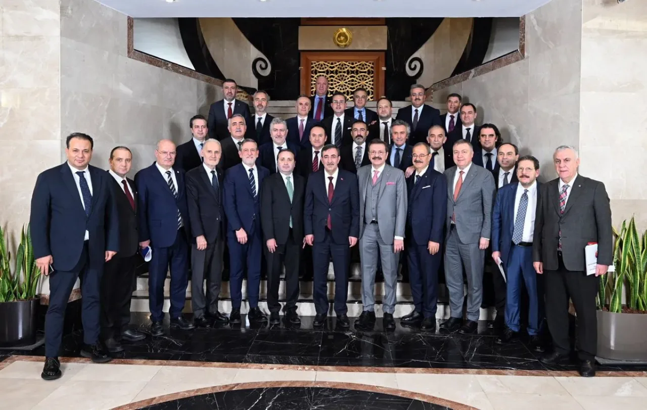 Adana Sanayi Odası Başkanı, Tekstil ve Konfeksiyon Sektör İstişare Toplantısı'na Katıldı Adana Sanayi Odası Başkanı, Tekstil ve Konfeksiyon Sektör İstişare Toplantısı'na Katıldı