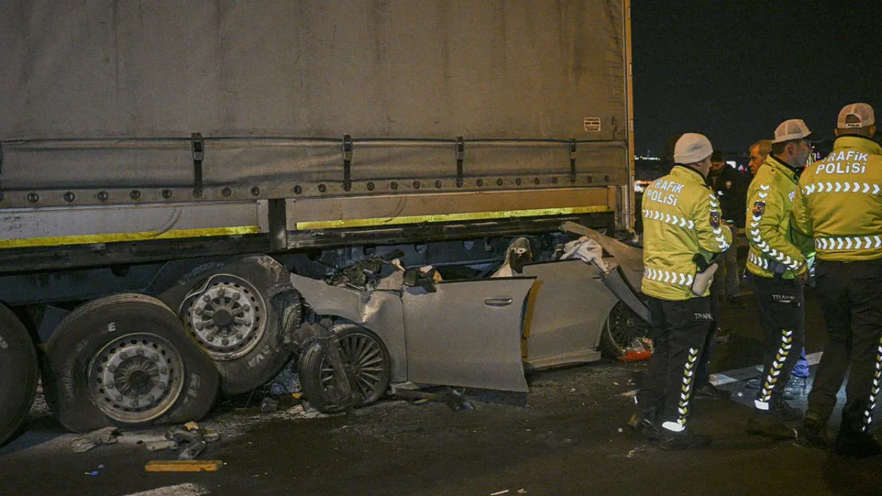 Ankara'da Feci Trafik Kazası: 2 Ölü, 1 Ağır Yaralı Ankara'da Feci Trafik Kazası: 2 Ölü, 1 Ağır Yaralı