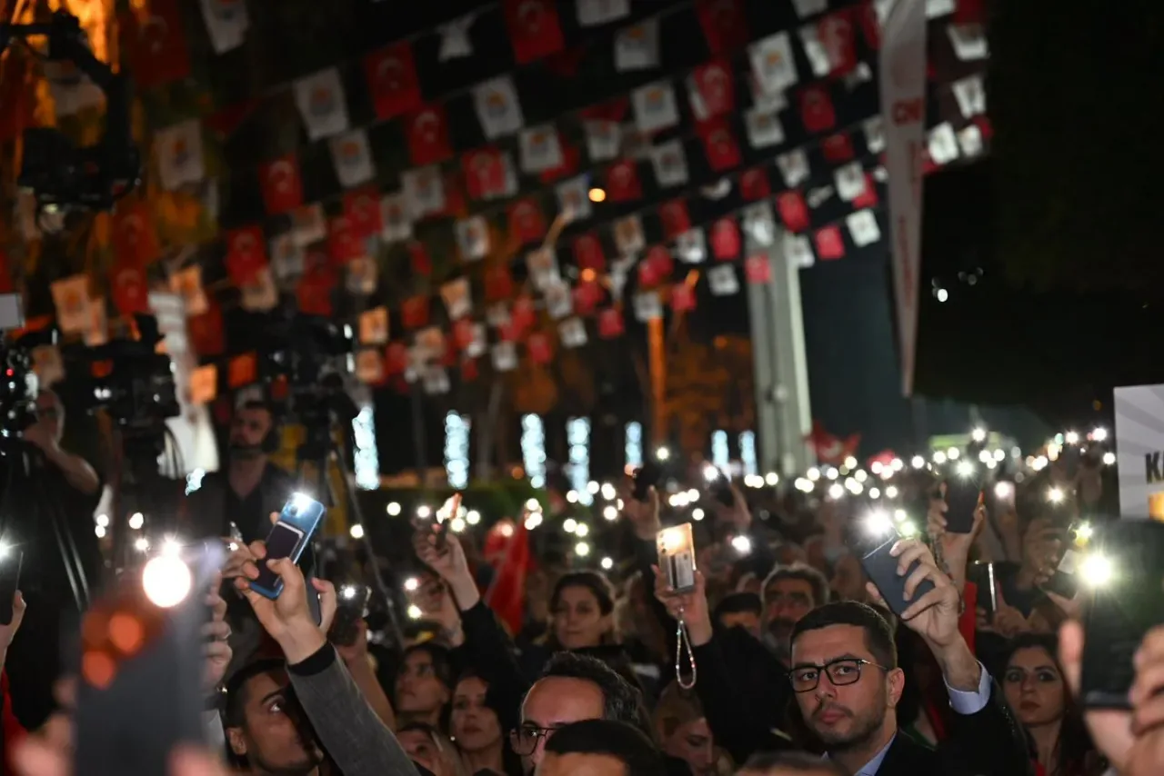 Adana Büyükşehir Belediye Başkanı Zeydan Karalar'ın Tutukluluğunun 150. Gününde Protesto Mitingi Adana Büyükşehir Belediye Başkanı Zeydan Karalar'ın Tutukluluğunun 150. Gününde Protesto Mitingi