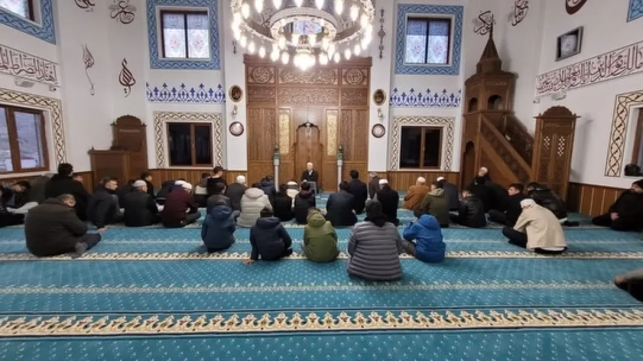 Yahyalı Belediye Başkanı Esat Öztürk, Gençlerle Sabah Namazında Bir Araya Geldi Yahyalı Belediye Başkanı Esat Öztürk, Gençlerle Sabah Namazında Bir Araya Geldi