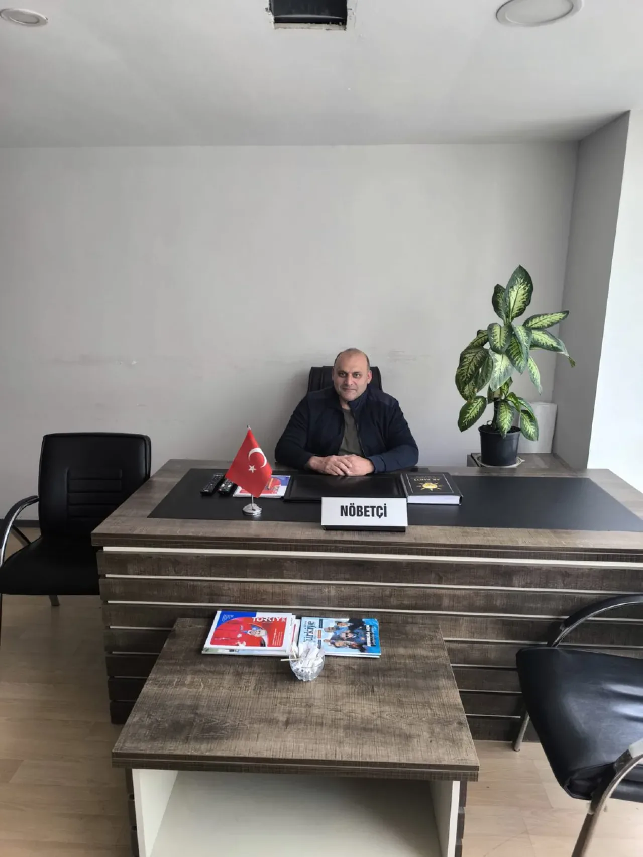 AK Parti Çukurova İlçe Başkanı'nda Bugünün Nöbetçi İsimleri Belli Oldu AK Parti Çukurova İlçe Başkanı'nda Bugünün Nöbetçi İsimleri Belli Oldu