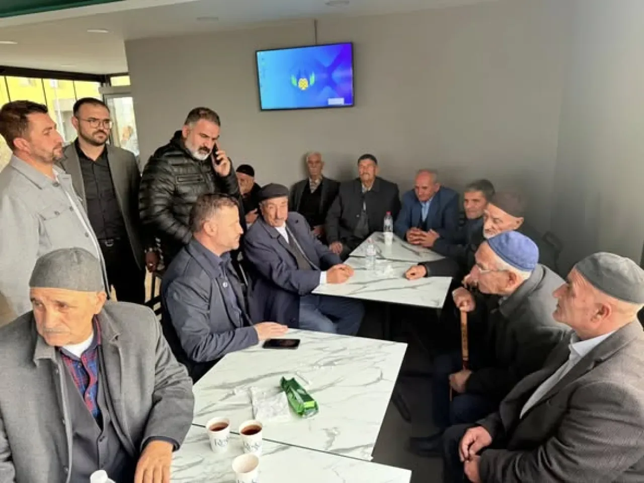 AK Parti Arnavutköy'den Van'lı Büyüğe Hastane Ziyareti AK Parti Arnavutköy'den Van'lı Büyüğe Hastane Ziyareti