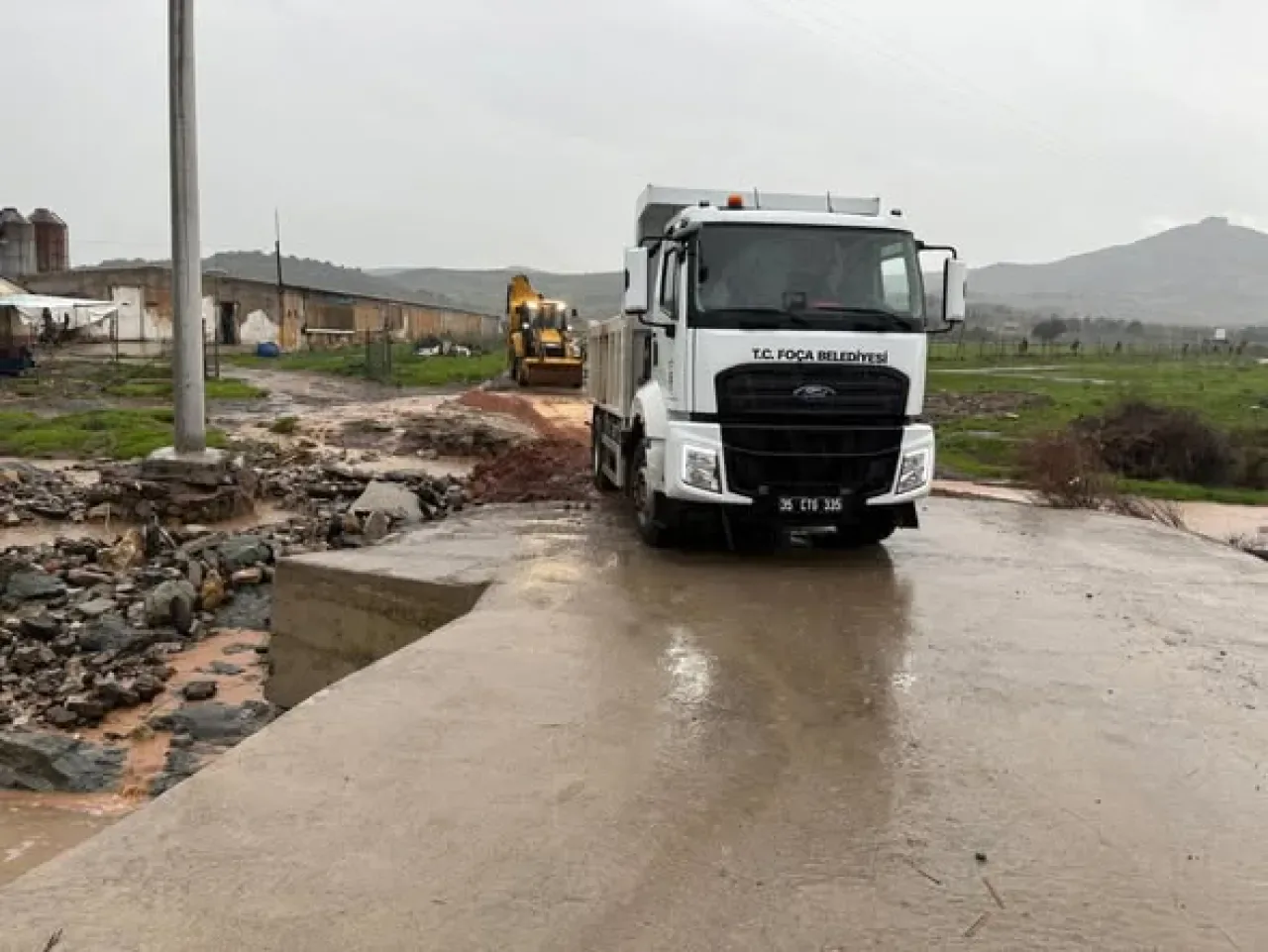Foça'da Sel Sonrası Çevre Temizliği ve Altyapı Çalışmaları Hızlandı Foça'da Sel Sonrası Çevre Temizliği ve Altyapı Çalışmaları Hızlandı