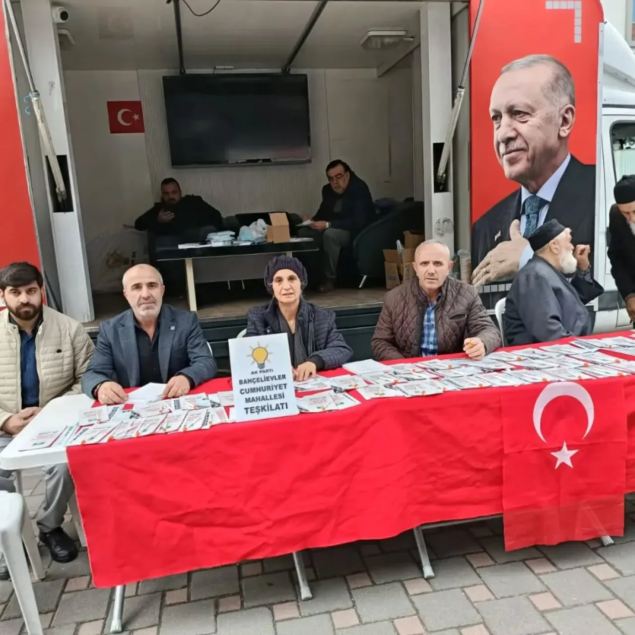 AK Parti Bahçelievler'de Sahada: Vatandaşla Buluşma ve Üye Kazanım Çalışmaları Sürüyor AK Parti Bahçelievler'de Sahada: Vatandaşla Buluşma ve Üye Kazanım Çalışmaları Sürüyor