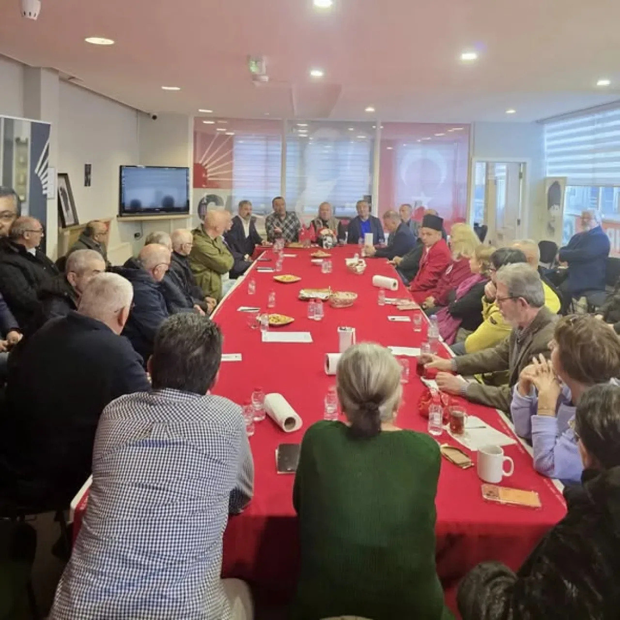 CHP'li Özgür Özel ve Cemal Enginyurt, Londra'daki Partililerle Buluştu CHP'li Özgür Özel ve Cemal Enginyurt, Londra'daki Partililerle Buluştu