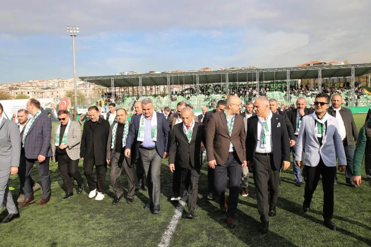 Küçükçekmece Metin Oktay Stadı'na Yeni Kapalı Tribün Açıldı Küçükçekmece Metin Oktay Stadı'na Yeni Kapalı Tribün Açıldı
