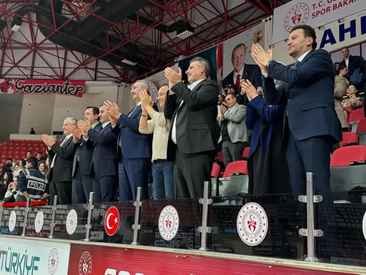 Gaziantep Gençlik Spor, Fenerbahçe ile Efeler Ligi'nde Karşılaştı Gaziantep Gençlik Spor, Fenerbahçe ile Efeler Ligi'nde Karşılaştı