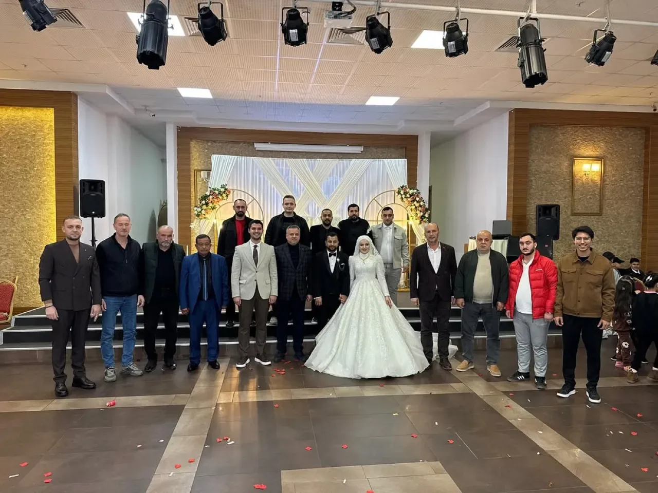 AK Parti İzmit'te Düğün Cemiyetine Yoğun Katılım AK Parti İzmit'te Düğün Cemiyetine Yoğun Katılım