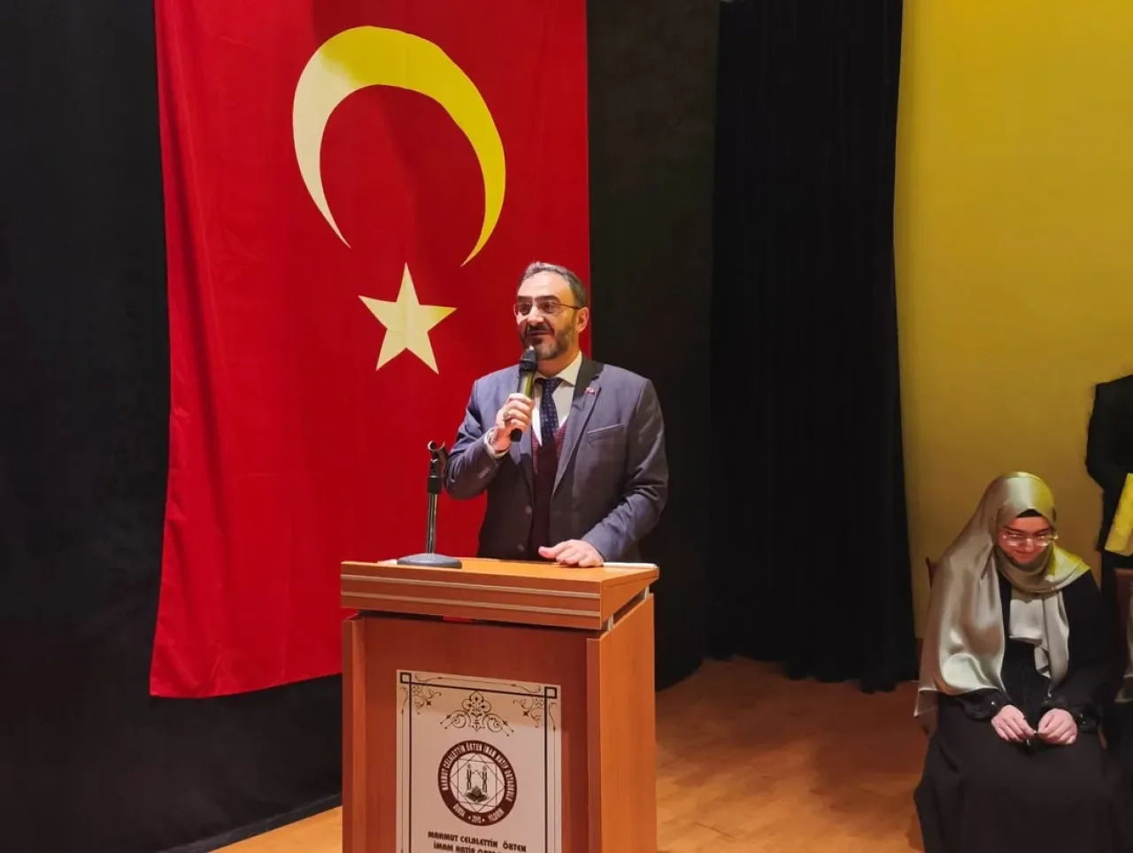 Bursa'da Hafızlık Taç Giyme Töreni Coşkuyla Kutlandı Bursa'da Hafızlık Taç Giyme Töreni Coşkuyla Kutlandı