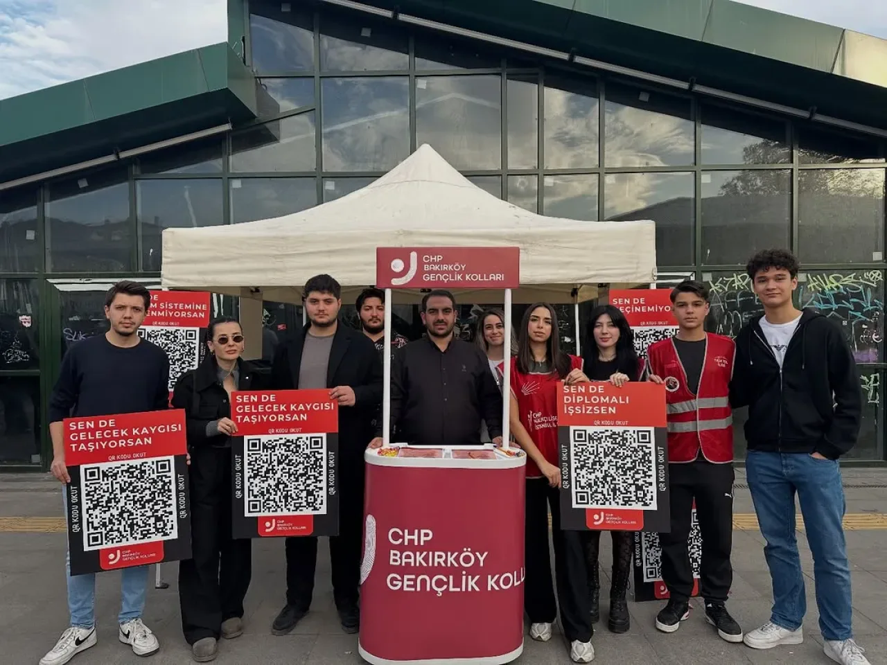 CHP Bakırköy Gençlik Kolu, Sokak Çalışmasıyla Yurttaşların Taleplerini Dinledi CHP Bakırköy Gençlik Kolu, Sokak Çalışmasıyla Yurttaşların Taleplerini Dinledi