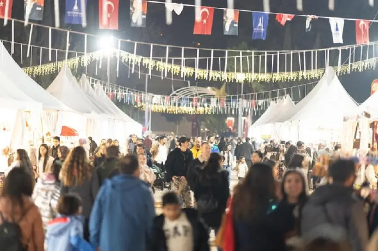 İzmir Kültürpark'ta Yeni Yıl Festivali Coşkusu İzmir Kültürpark'ta Yeni Yıl Festivali Coşkusu