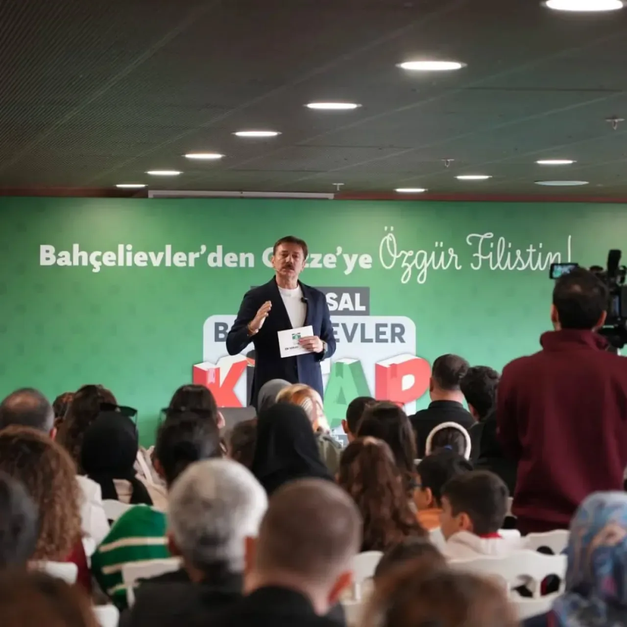 Bahçelievler Belediye Başkanı Hakan Bahadır, Kitap Fuarı'nda Okuyucularıyla Buluştu Bahçelievler Belediye Başkanı Hakan Bahadır, Kitap Fuarı'nda Okuyucularıyla Buluştu