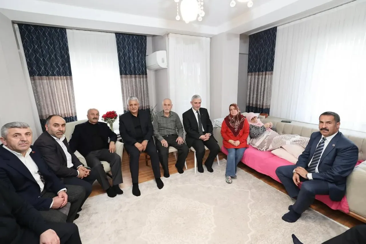 AK Parti Gebze'de Kadın Kolları Başkanı'nın Ailesine Geçmiş Olsun Ziyareti AK Parti Gebze'de Kadın Kolları Başkanı'nın Ailesine Geçmiş Olsun Ziyareti