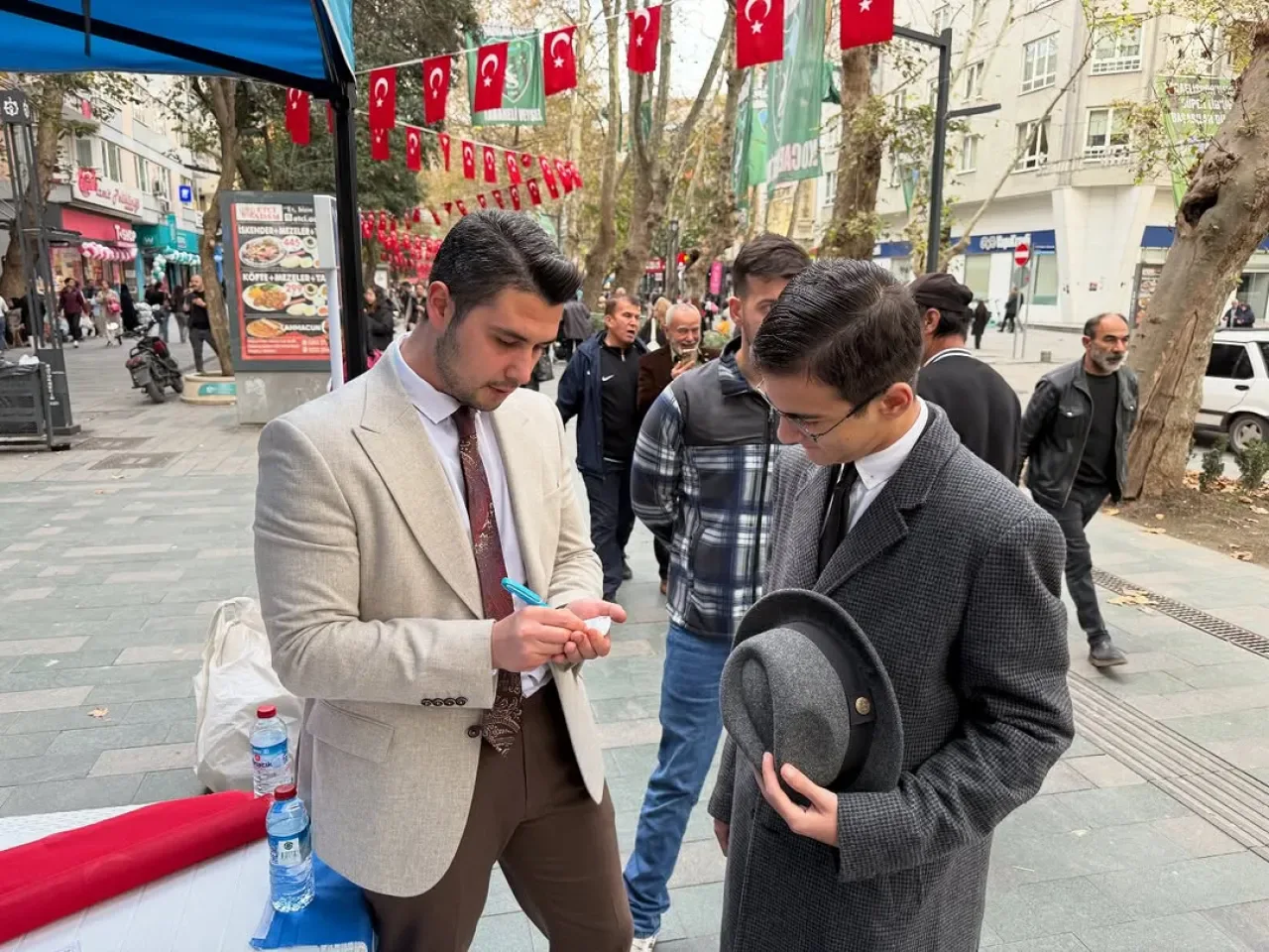 Ak Gençlik İzmit, Cumhuriyet Bulvarı'nda Hemşehrileriyle Buluştu Ak Gençlik İzmit, Cumhuriyet Bulvarı'nda Hemşehrileriyle Buluştu