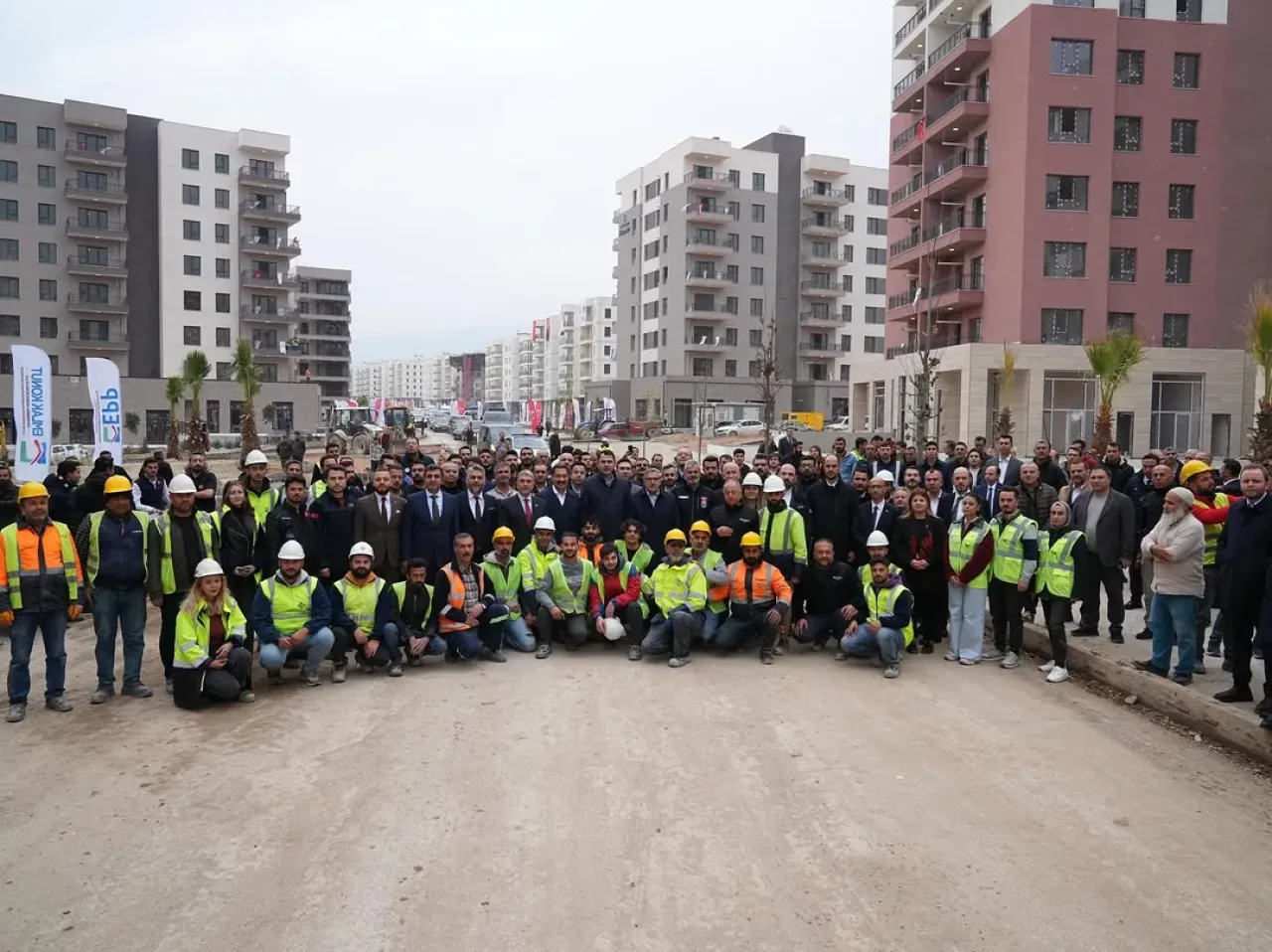 Murat Kurum, Hatay'ın Yeniden İnşası İçin Sahada Çalışmalarını Sürdürüyor Murat Kurum, Hatay'ın Yeniden İnşası İçin Sahada Çalışmalarını Sürdürüyor