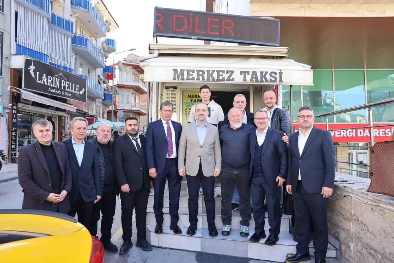AK Parti Karamürsel İlçe Teşkilatından Taksi Durağı Ziyareti AK Parti Karamürsel İlçe Teşkilatından Taksi Durağı Ziyareti