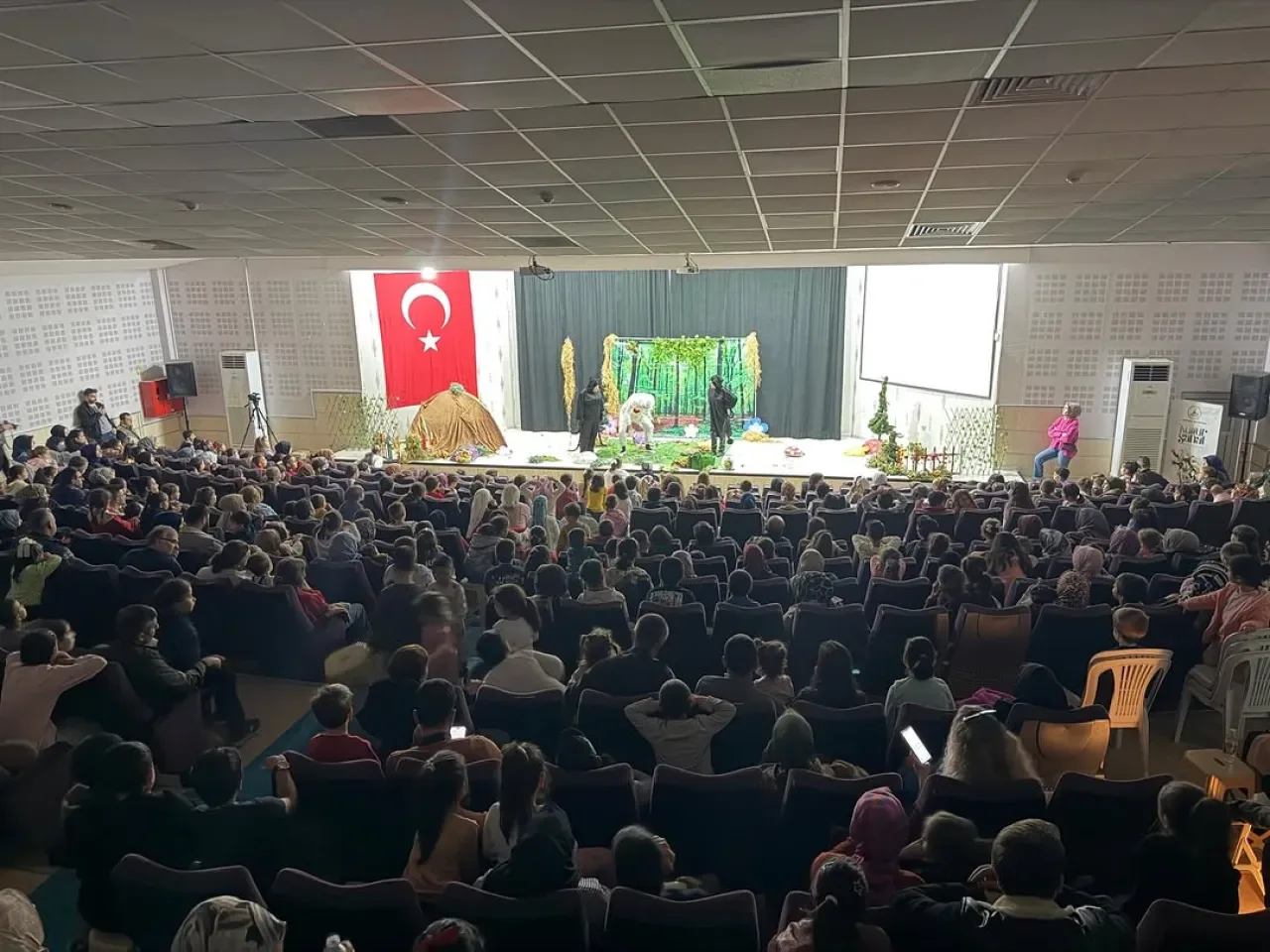 Kartepe'de Çocuk Tiyatrosu: "Karınca Kararınca" Oyunu Minikleri Hem Eğlendirdi Hem Düşündürdü Kartepe'de Çocuk Tiyatrosu: "Karınca Kararınca" Oyunu Minikleri Hem Eğlendirdi Hem Düşündürdü