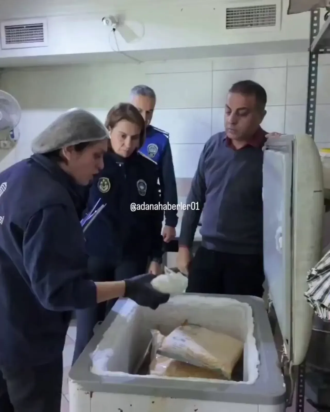 Adana'da Böceklenmiş Turşu ve Kokmuş Mayonez Kullanan Dönerciye Kapatma Cezası Adana'da Böceklenmiş Turşu ve Kokmuş Mayonez Kullanan Dönerciye Kapatma Cezası