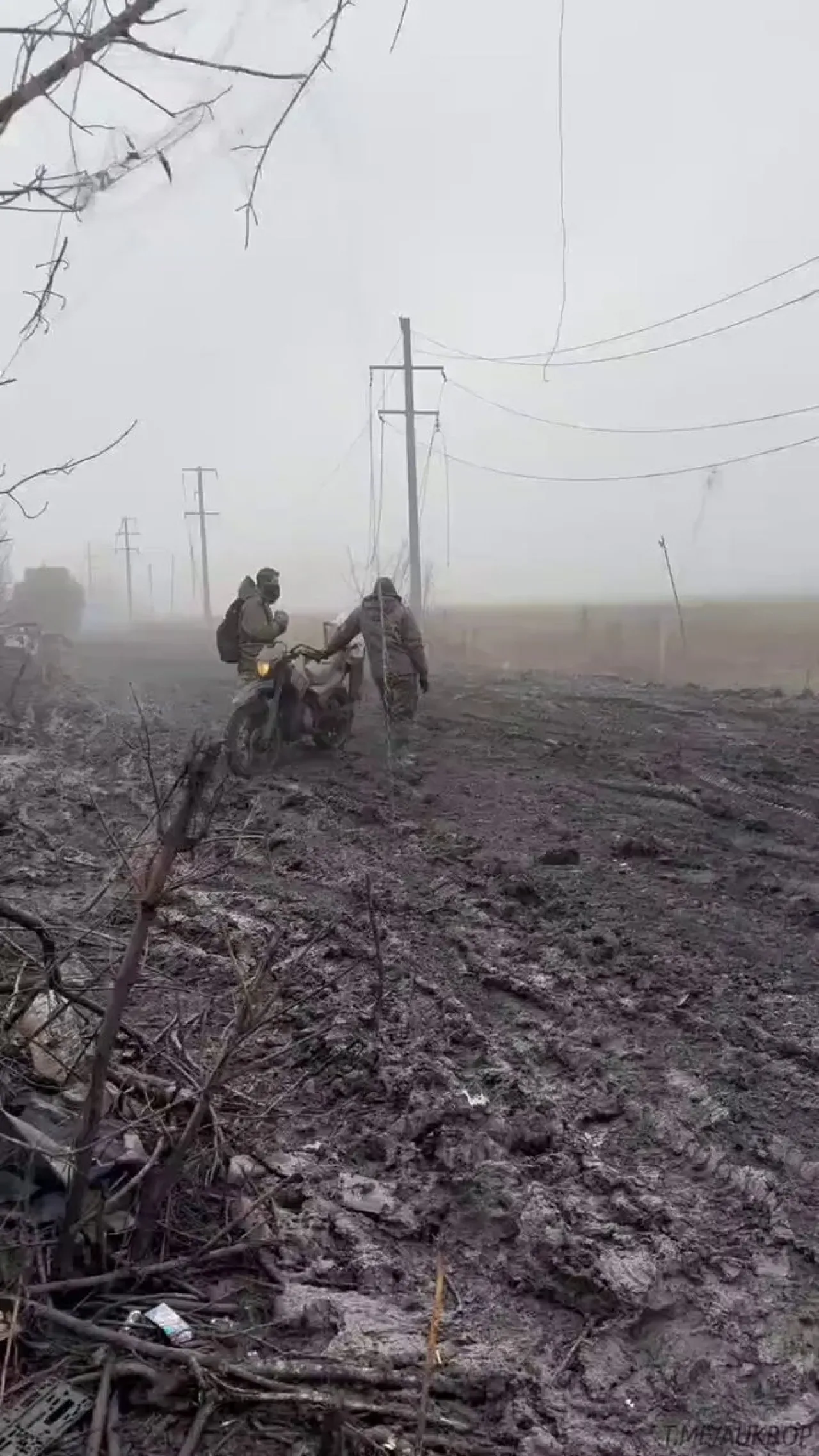 Rus Tankları ve Zırhlı Araçları Cephe Hattı Yakınında Hareket Halinde Rus Tankları ve Zırhlı Araçları Cephe Hattı Yakınında Hareket Halinde