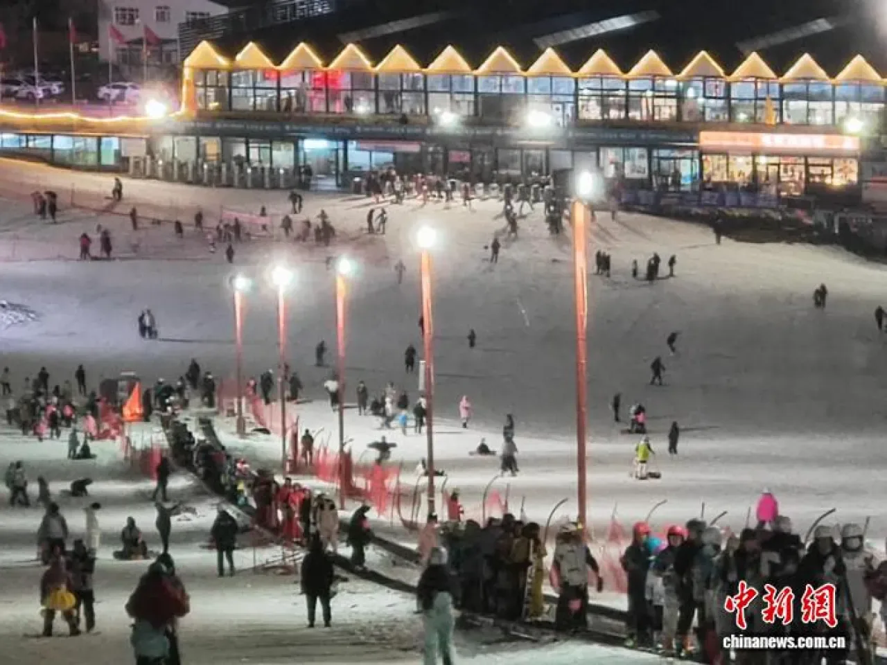 Urumqi'de Gece Kayak Keyfi Başladı: Baiyun Kayak Merkezi Işıl Işıl Urumqi'de Gece Kayak Keyfi Başladı: Baiyun Kayak Merkezi Işıl Işıl