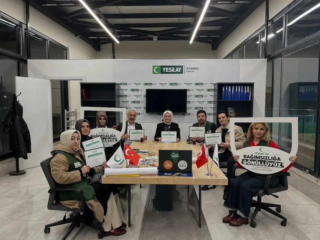 Yeşilay Esenler'den Dünya Gönüllüler Günü'nde Anlamlı Buluşma Yeşilay Esenler'den Dünya Gönüllüler Günü'nde Anlamlı Buluşma
