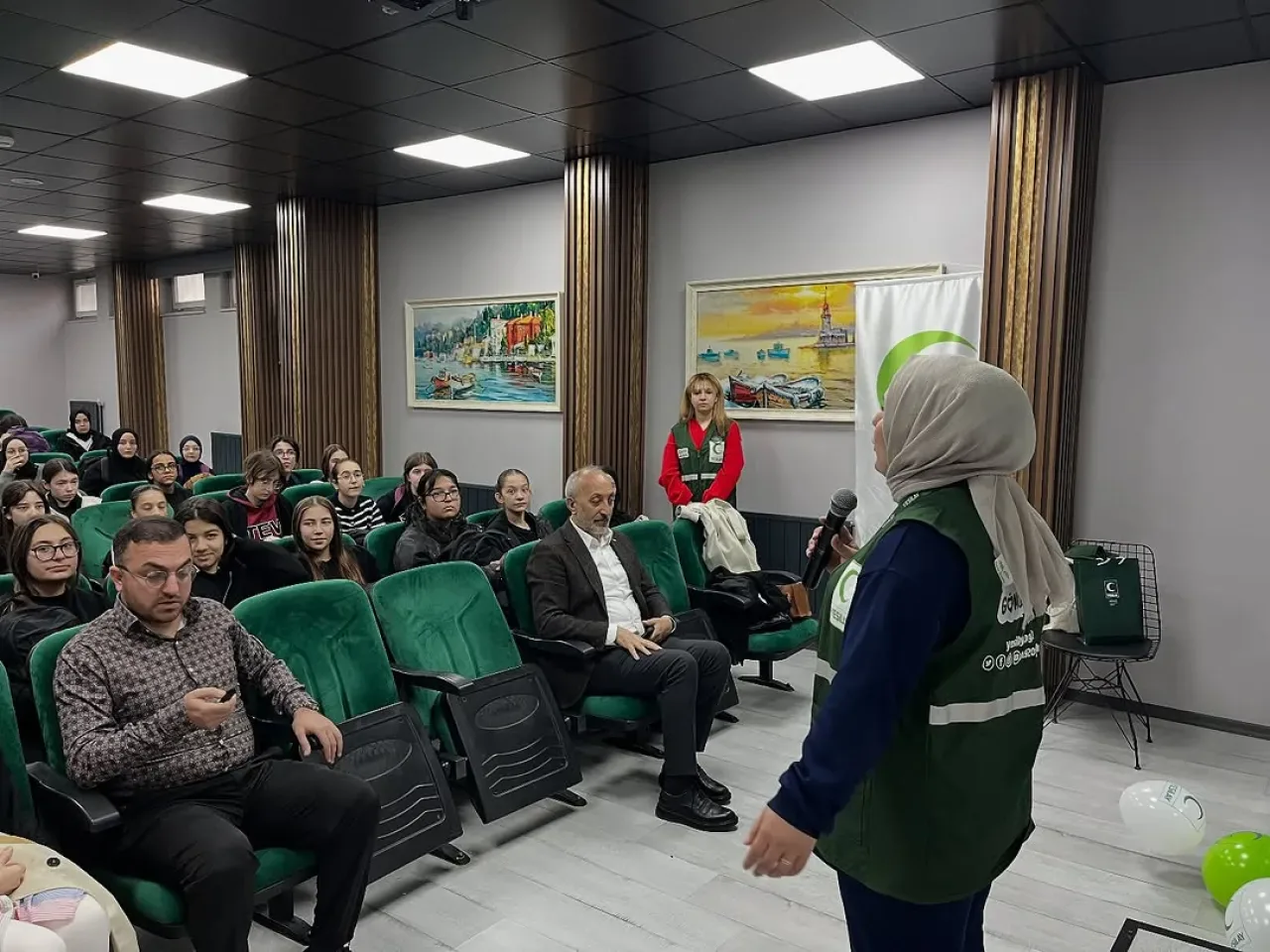 Yeşilay Esenler, Dünya Gönüllüler Günü'nde Öğrencilerle Buluştu Yeşilay Esenler, Dünya Gönüllüler Günü'nde Öğrencilerle Buluştu