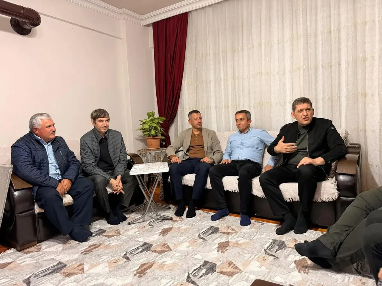 AK Parti Serik İlçe Teşkilatı Karıncalı Mahalle Başkanı'nı Ziyaret Etti AK Parti Serik İlçe Teşkilatı Karıncalı Mahalle Başkanı'nı Ziyaret Etti
