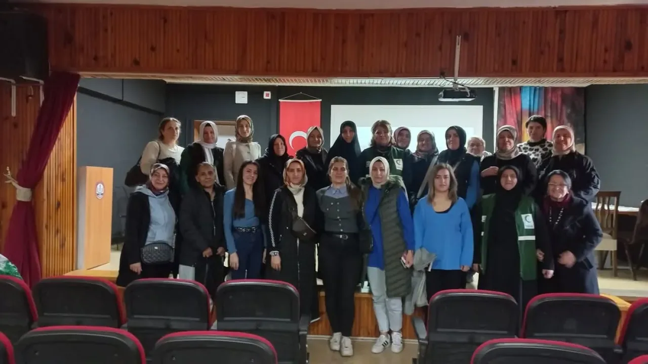 Yeşilay'dan Cumhuriyet Ortaokulu Velilerine Dijital Ebeveynlik Eğitimi Yeşilay'dan Cumhuriyet Ortaokulu Velilerine Dijital Ebeveynlik Eğitimi