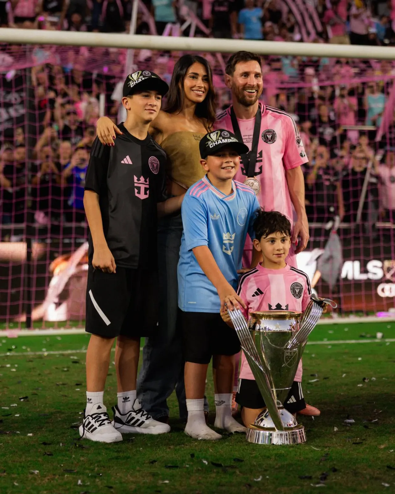 Lionel Messi ve Ailesi, Inter Miami ile MLS Şampiyonluğunu Kutluyor Lionel Messi ve Ailesi, Inter Miami ile MLS Şampiyonluğunu Kutluyor