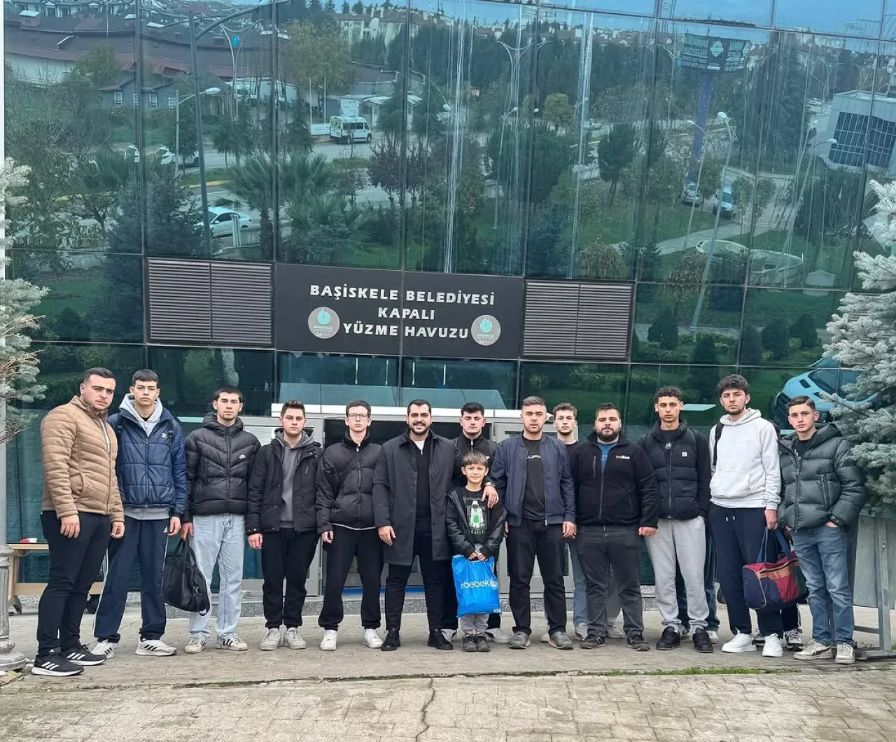 AK Parti Başiskele Gençlik Kolları'ndan Mahalle Gençlerine Yönelik Havuz Etkinliği AK Parti Başiskele Gençlik Kolları'ndan Mahalle Gençlerine Yönelik Havuz Etkinliği