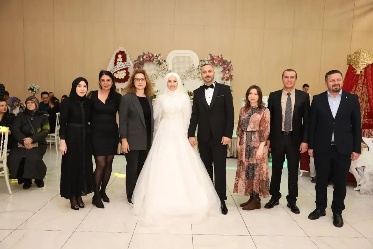 Balıkesir Kent Konseyi Başkanı, Konservatuar Çalışanlarının Nikah Şahidi Oldu Balıkesir Kent Konseyi Başkanı, Konservatuar Çalışanlarının Nikah Şahidi Oldu
