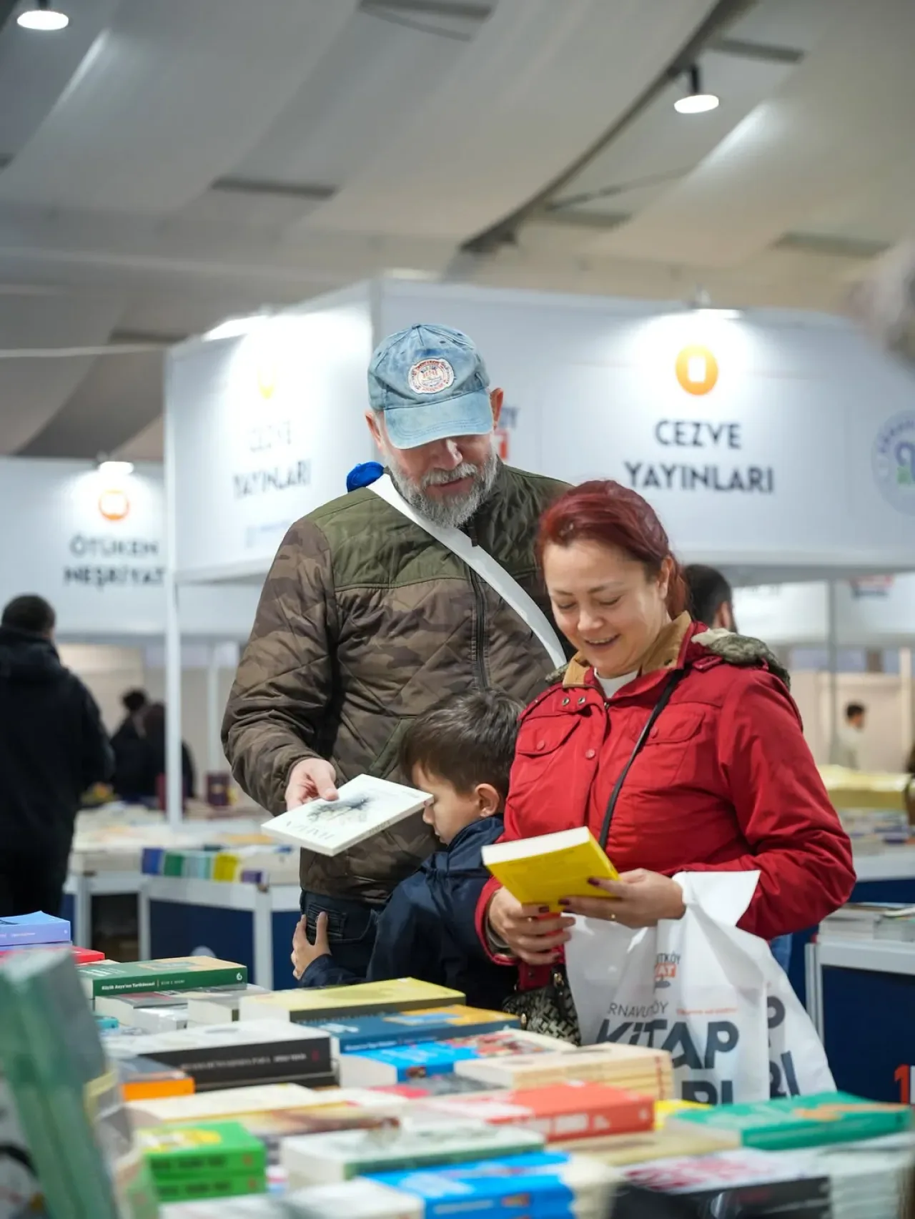 Arnavutköy Kitap Fuarı, Yağmura Rağmen Kitapseverleri Ağırlıyor Arnavutköy Kitap Fuarı, Yağmura Rağmen Kitapseverleri Ağırlıyor