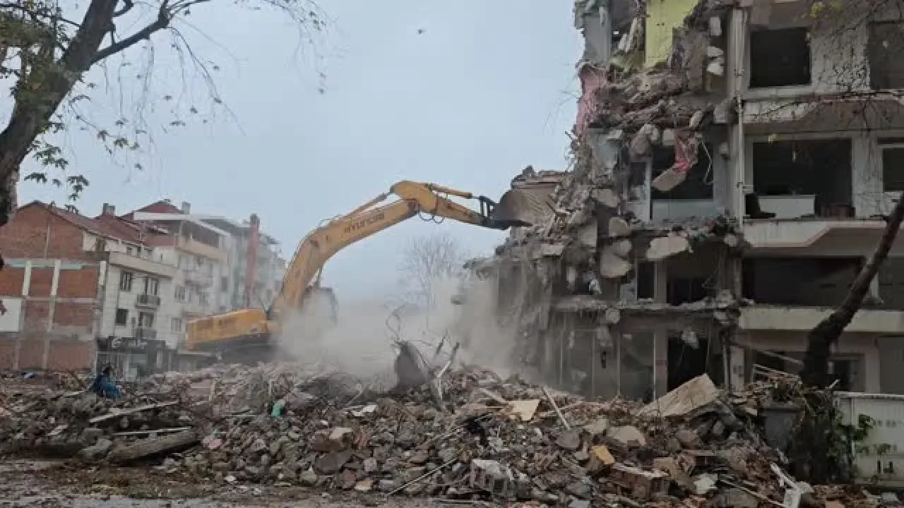 Sındırgı'da Ağır Hasar Gören Binaların Yıkım Çalışmaları Başladı Sındırgı'da Ağır Hasar Gören Binaların Yıkım Çalışmaları Başladı