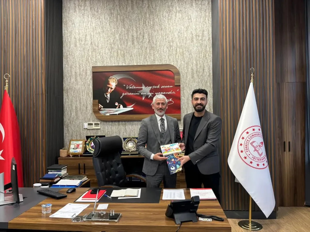 Çatalca İlçe Milli Eğitim Müdürü'ne Eser Takdimi Çatalca İlçe Milli Eğitim Müdürü'ne Eser Takdimi