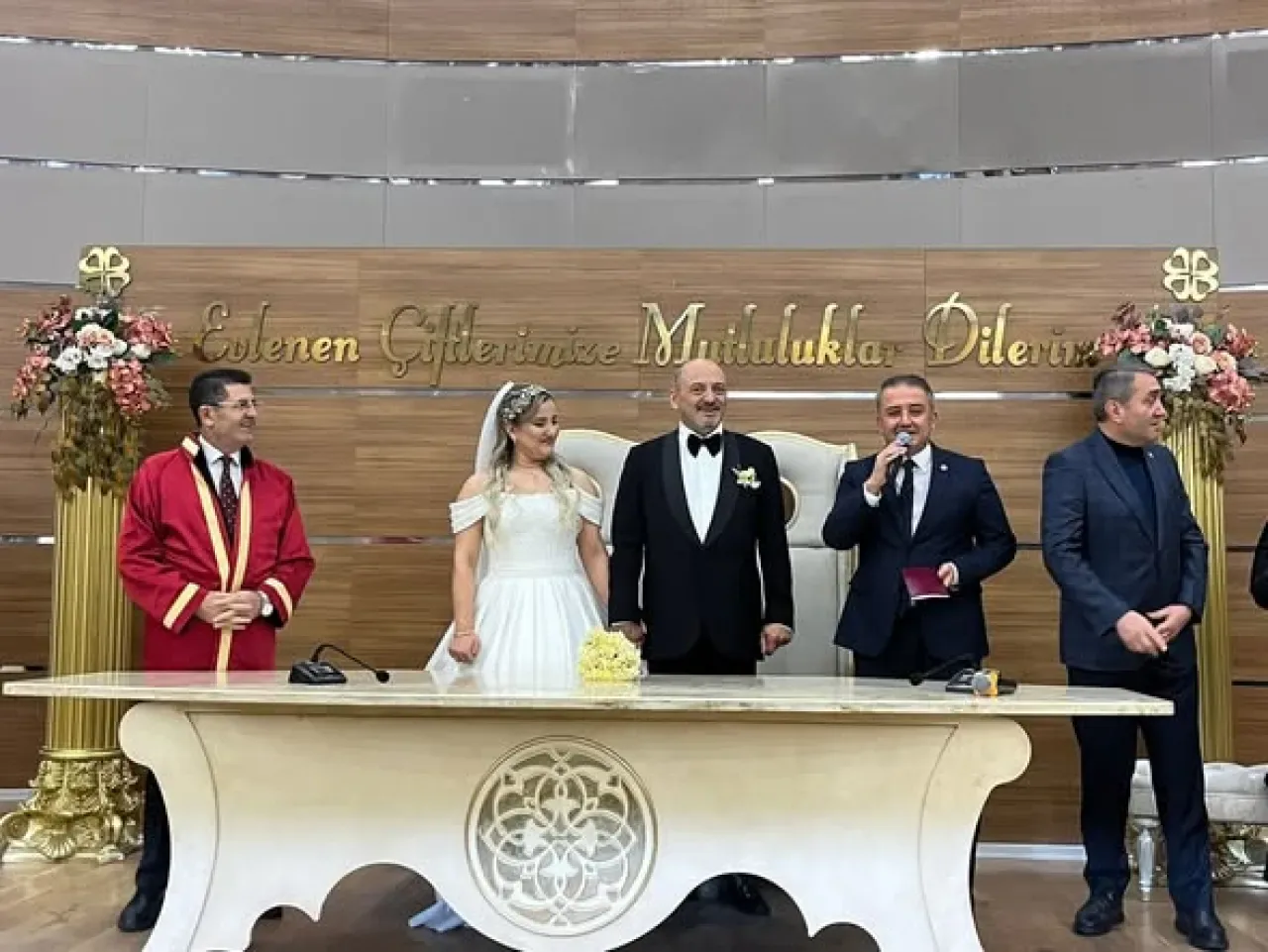 Gelecek Partisi İstanbul Milletvekili İsa Mesih Şahin, Bora Özlen'in Düğün Törenine Katıldı Gelecek Partisi İstanbul Milletvekili İsa Mesih Şahin, Bora Özlen'in Düğün Törenine Katıldı