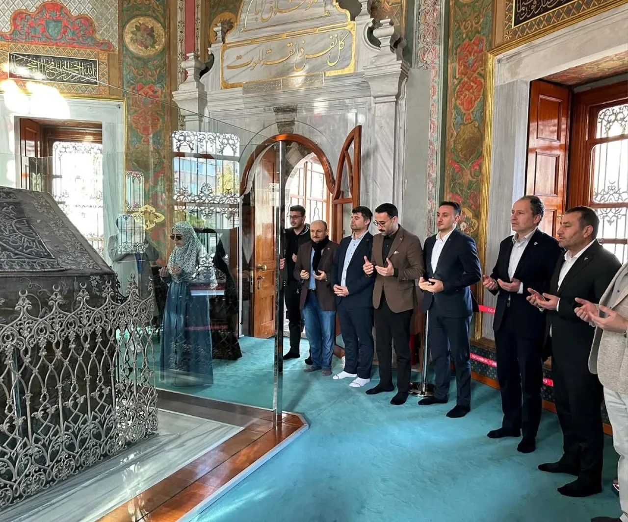 Yeniden Refah Partisi Lideri Fatih Erbakan, Fatih Sultan Mehmet'in Türbesini Ziyaret Etti Yeniden Refah Partisi Lideri Fatih Erbakan, Fatih Sultan Mehmet'in Türbesini Ziyaret Etti